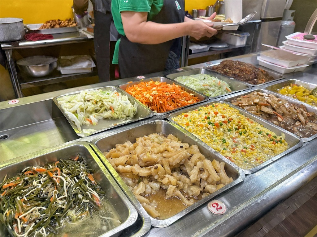 仁山爌肉飯⟩台中大里便當，在地人氣便當店，我們也吃了好多年，主菜、配菜都很好吃 @果果愛Fruitlove