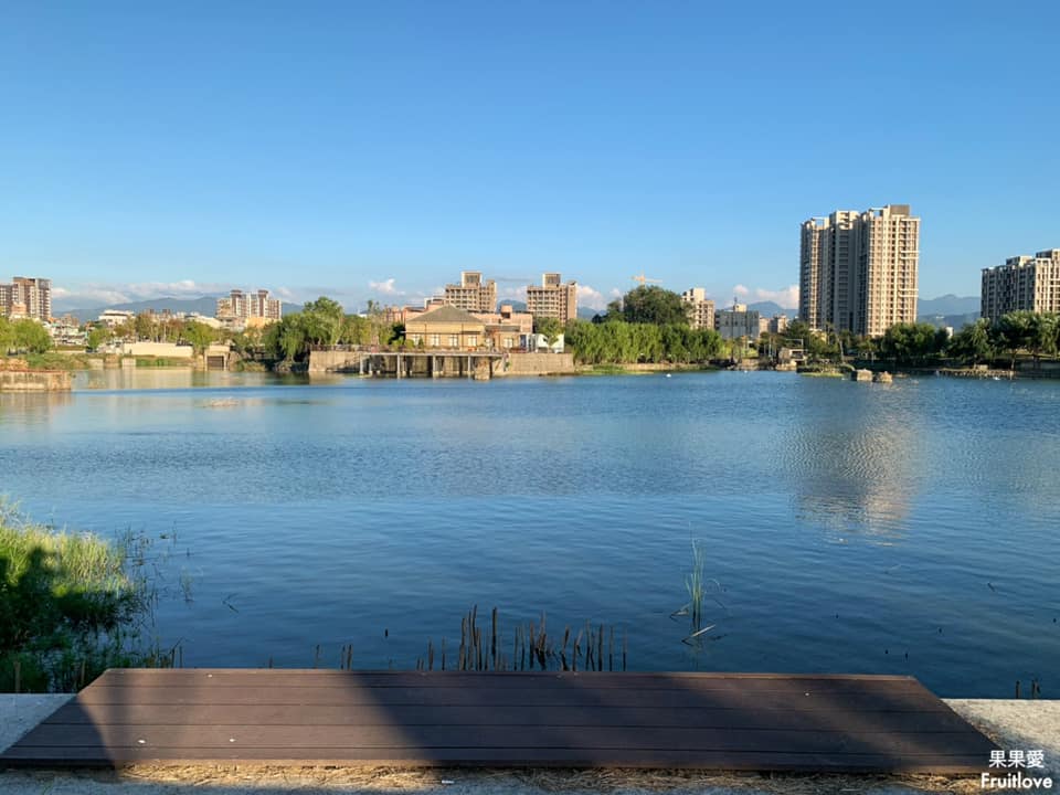 台中景點-湧泉公園 (台糖湖濱生態園區)⟩悠閒地漫步在舊糖廠，探索生態、享受微風、自由騎乘或是湖畔發呆-免費景點 @果果愛Fruitlove