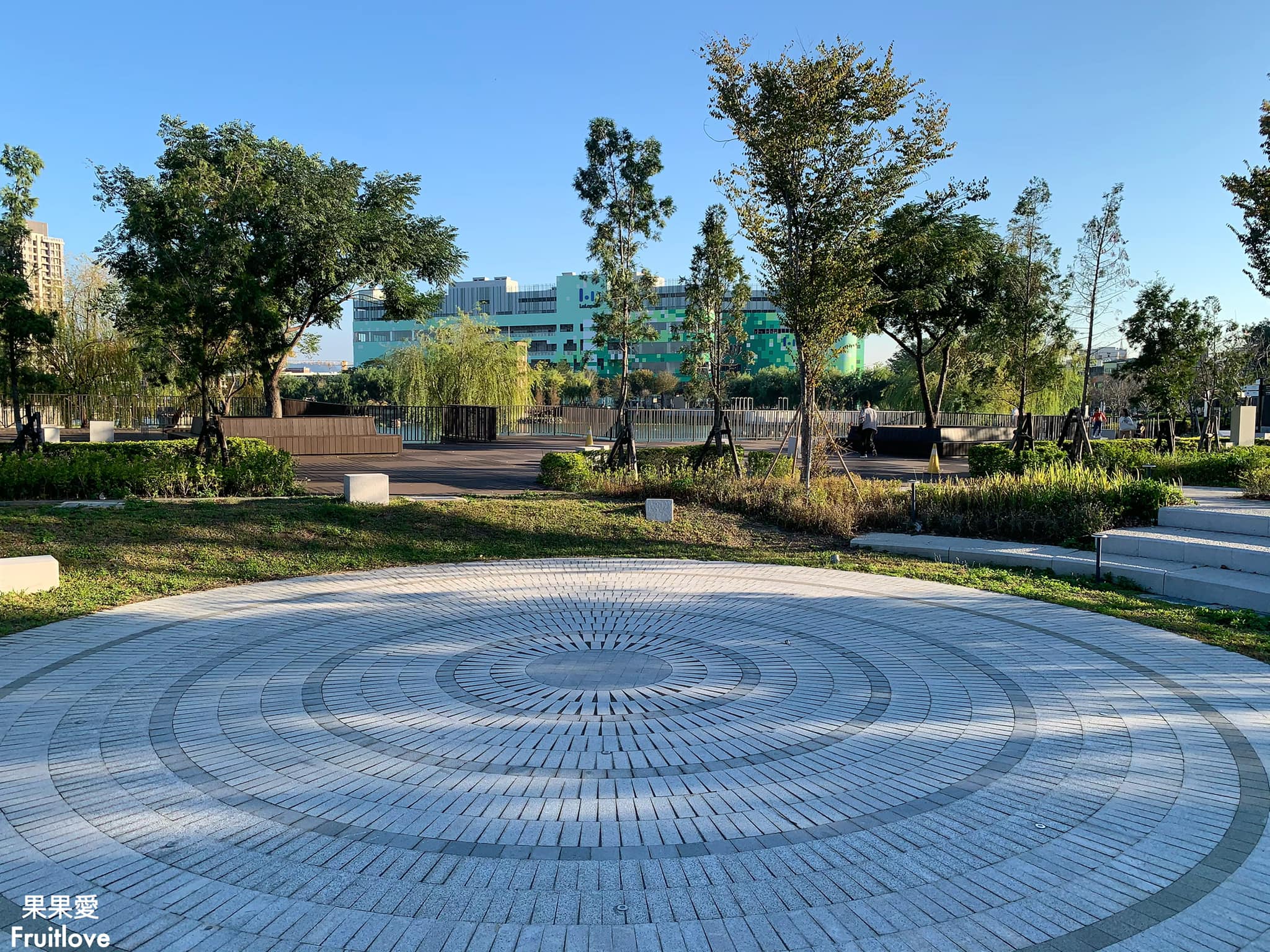 台中景點-湧泉公園 (台糖湖濱生態園區)⟩悠閒地漫步在舊糖廠，探索生態、享受微風、自由騎乘或是湖畔發呆-免費景點 @果果愛Fruitlove