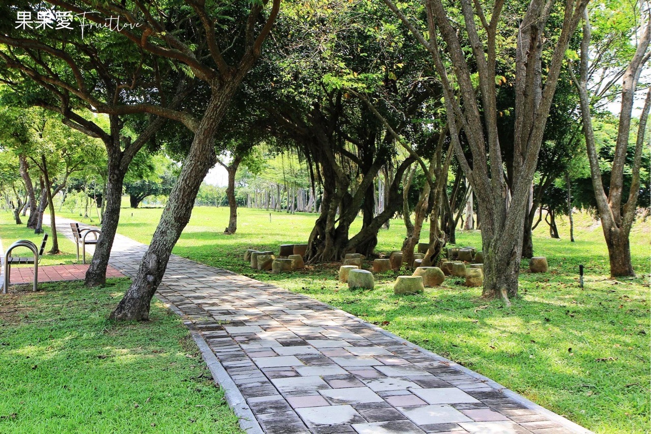 台中景點⟩后里環保公園擁有大面積的草皮空間，非常適合小孩和毛孩放電-寵物友善景點 @果果愛Fruitlove