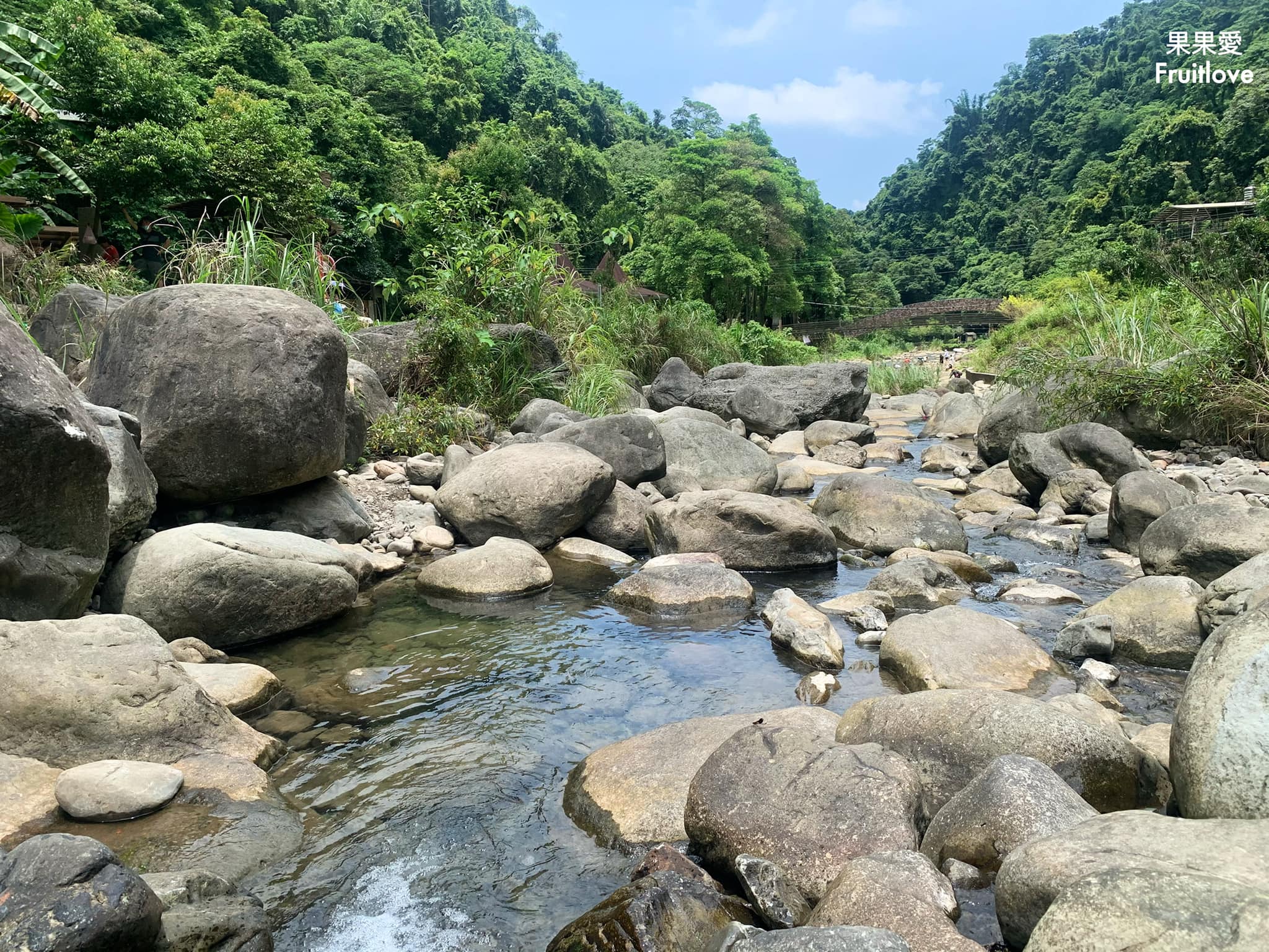 北埔冷泉⟩夏天玩水泡腳消暑，感受磅礡的水簾式瀑布-新竹北埔景點/寵物友善景點 @果果愛Fruitlove