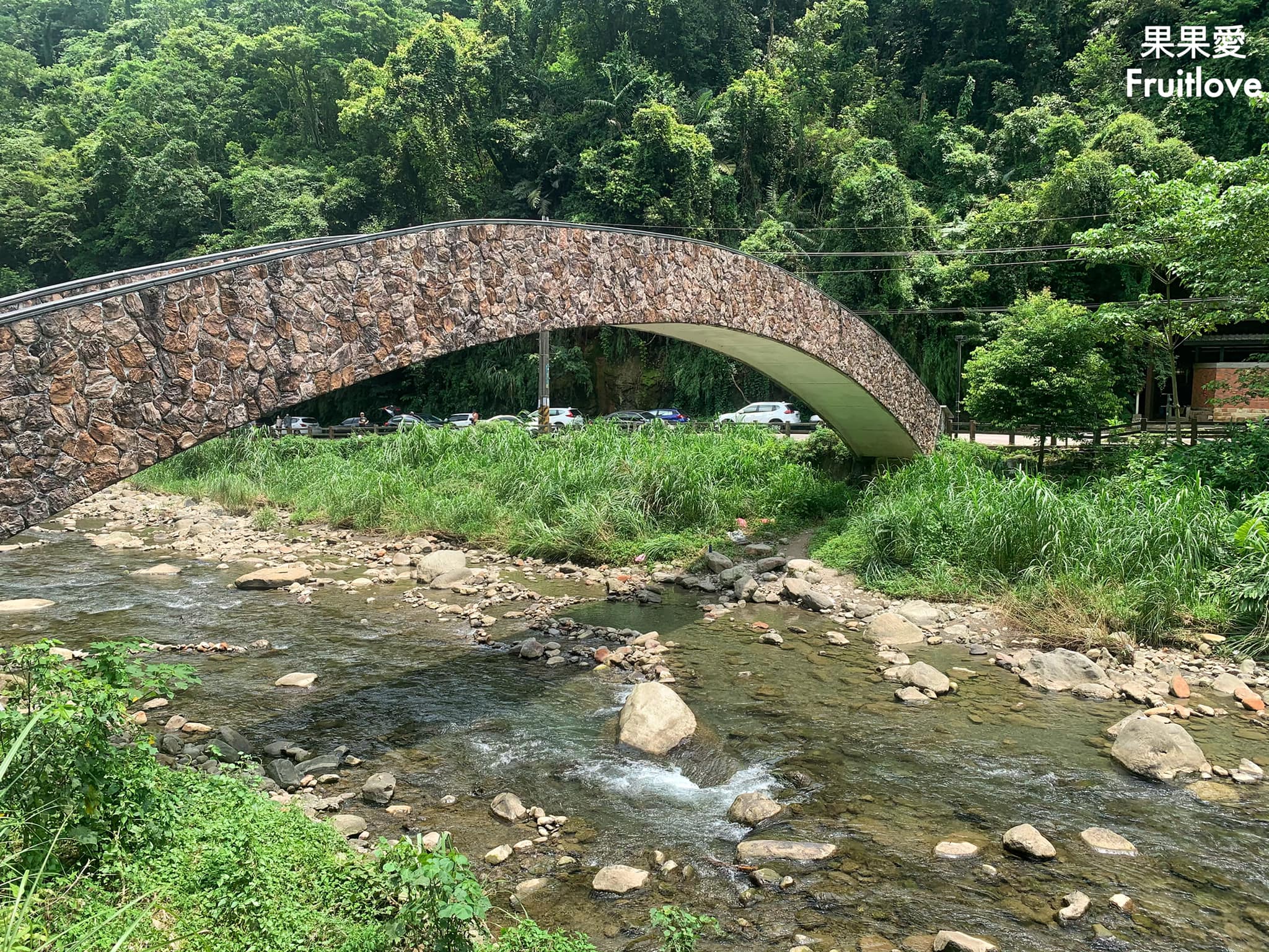 北埔冷泉⟩夏天玩水泡腳消暑，感受磅礡的水簾式瀑布-新竹北埔景點/寵物友善景點 @果果愛Fruitlove