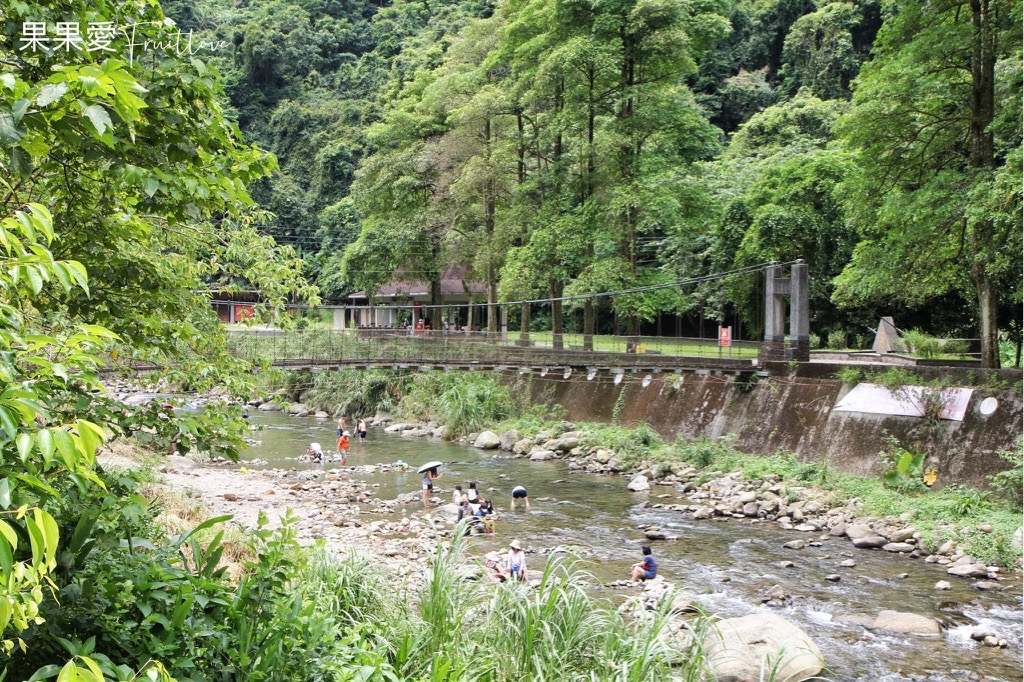 北埔冷泉⟩夏天玩水泡腳消暑，感受磅礡的水簾式瀑布-新竹北埔景點/寵物友善景點 @果果愛Fruitlove