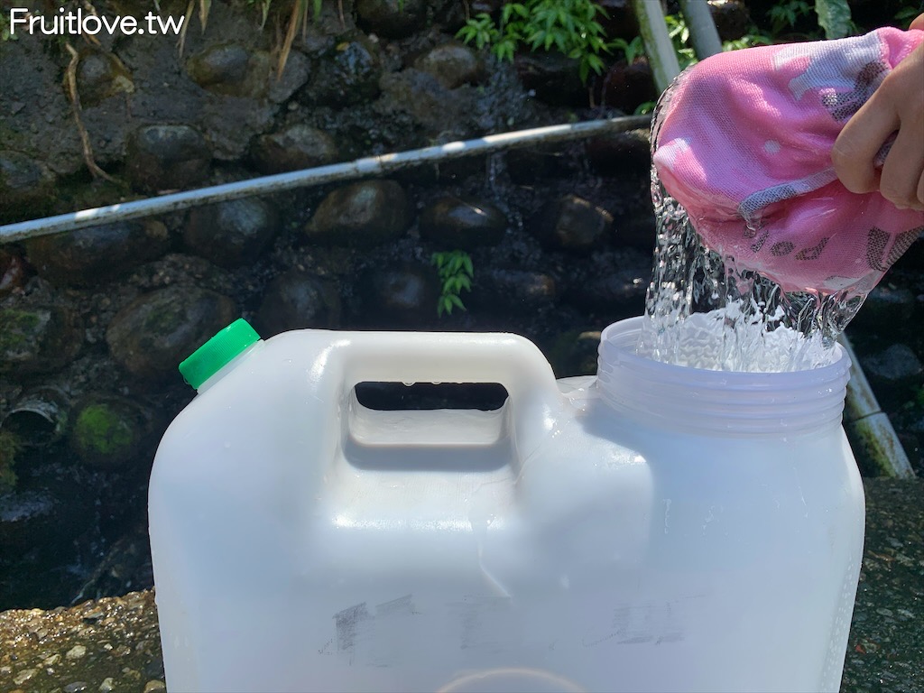 台中谷關景點⟩台灣第一泉取水處被稱為取水聖地，泉水冰涼，水質甘甜清澈 @果果愛Fruitlove