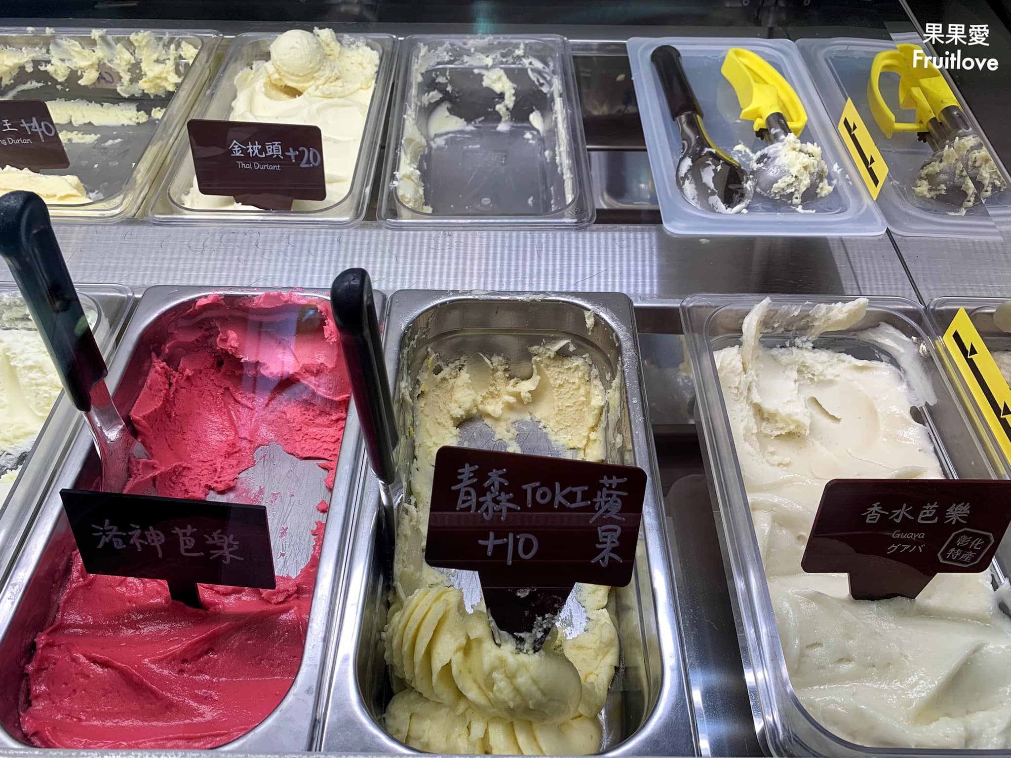 山風藍義式冰淇淋⟩榴槤冰淇淋，口感濃郁綿密，香氣十足，還有多樣在地農產口味可以選擇-彰化鹿港美食 @果果愛Fruitlove