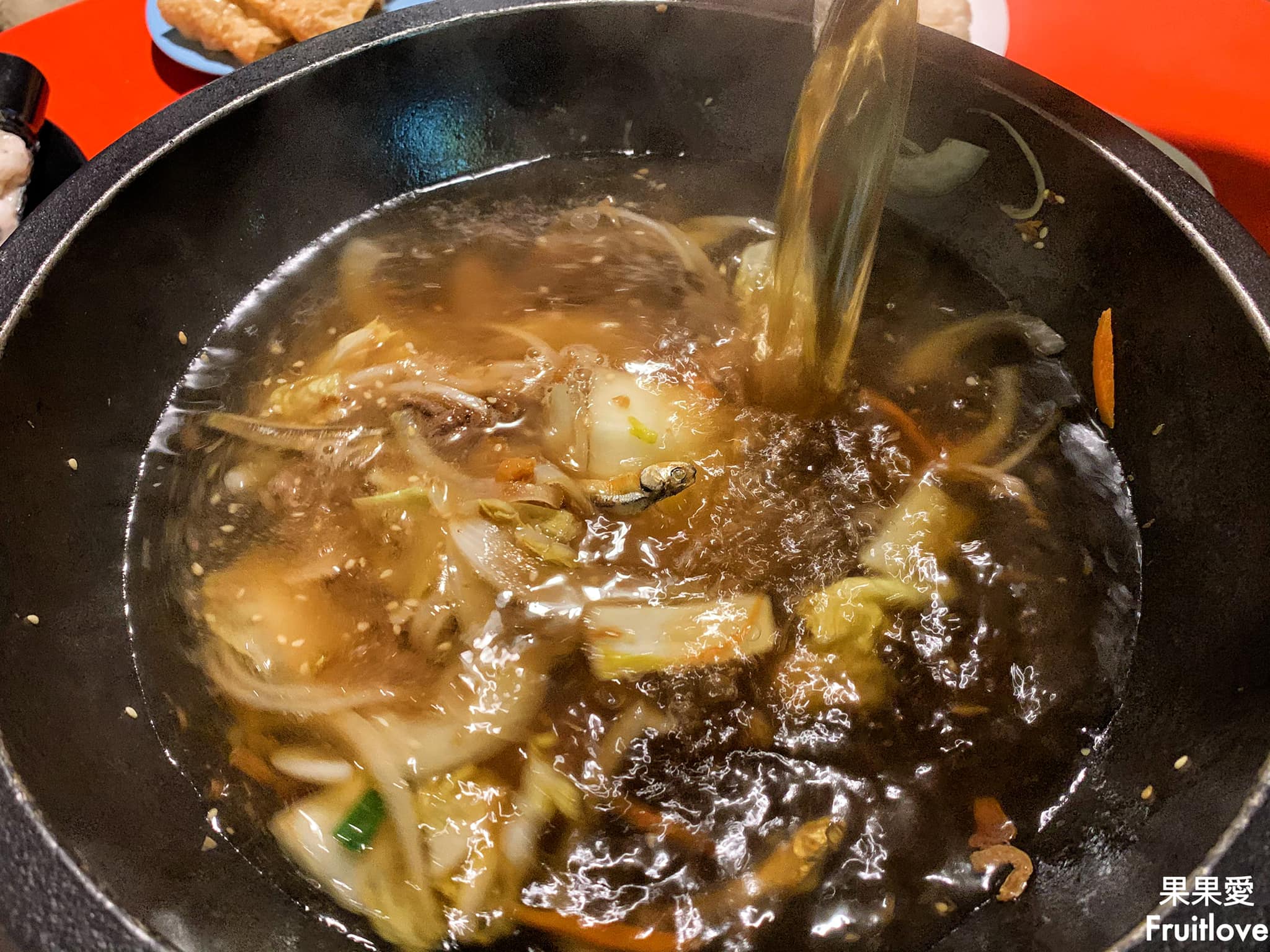 食藝石頭火鍋-民權店⟩懷舊氛圍，食材豐富，湯頭濃郁甘醇-台中西區美食/寵物友善 @果果愛Fruitlove