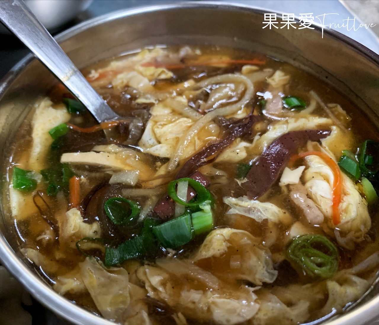 新上海點心⟩台中烏日美食，在地的好味道，料多味美的酸辣湯，滿滿韭菜的水餃 @果果愛Fruitlove