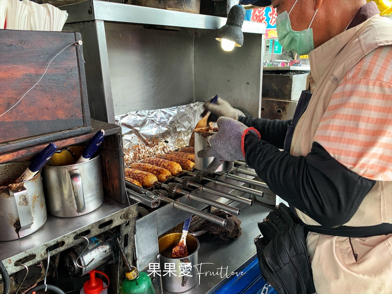 石頭碳烤玉米⟩鹿港老街排隊美食，古早味碳烤玉米 @果果愛Fruitlove