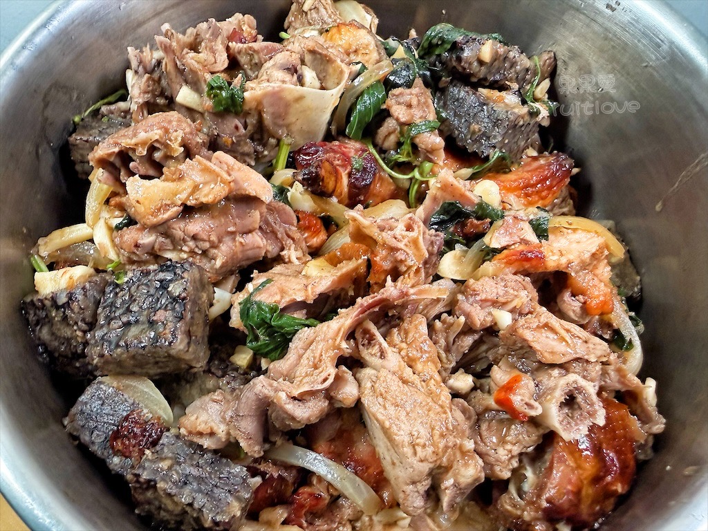 台中霧峰烤鴨｜萱記港式脆皮烤鴨：鮮嫩多汁、美味可口，蔥爆炒鴨架有洋蔥、九層塔兩種口味可選擇 @果果愛Fruitlove