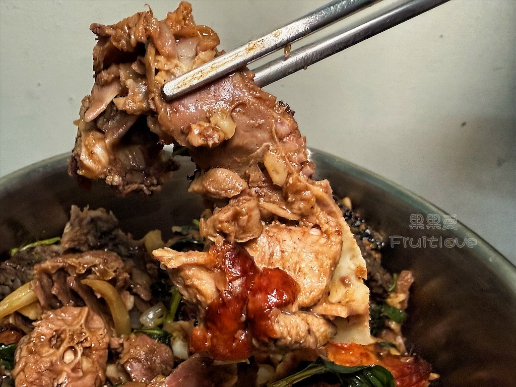 台中霧峰烤鴨｜萱記港式脆皮烤鴨：鮮嫩多汁、美味可口，蔥爆炒鴨架有洋蔥、九層塔兩種口味可選擇 @果果愛Fruitlove
