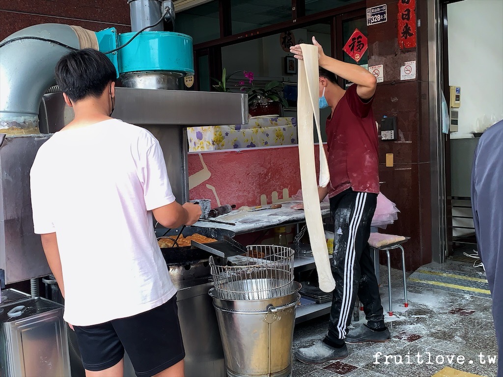 務本早點⟩在地超人氣排隊美食，燒餅夾油條裡面加了爆量的蔥花-台中北屯美食 @果果愛Fruitlove