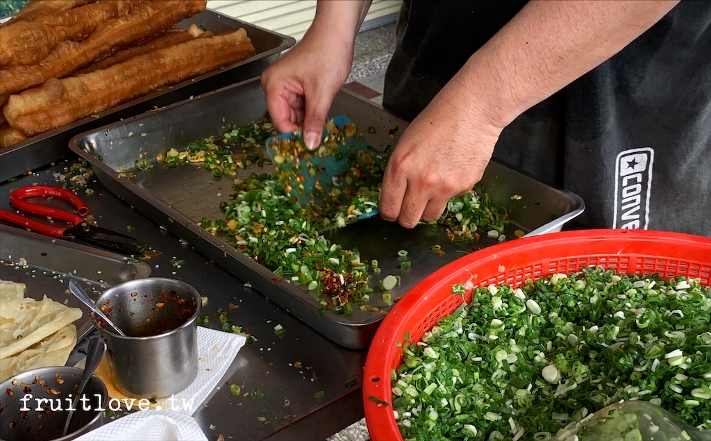 務本早點⟩在地超人氣排隊美食，燒餅夾油條裡面加了爆量的蔥花-台中北屯美食 @果果愛Fruitlove