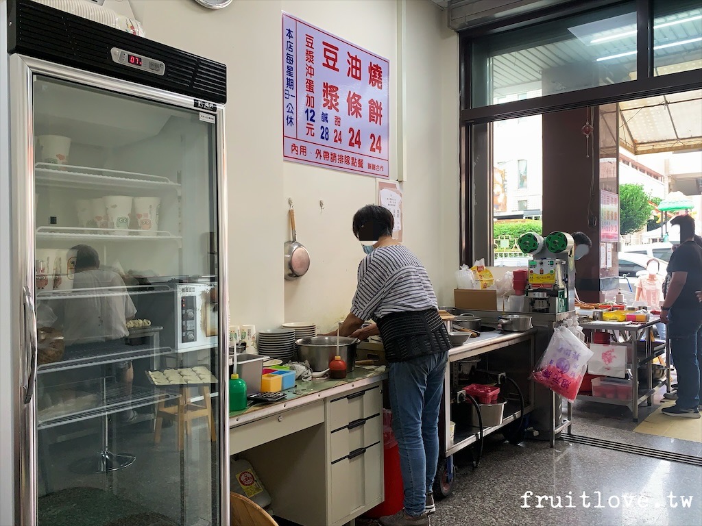 務本早點⟩台中北屯早餐，在地超人氣排隊美食，燒餅夾油條裡面加了爆量的蔥花 @果果愛Fruitlove