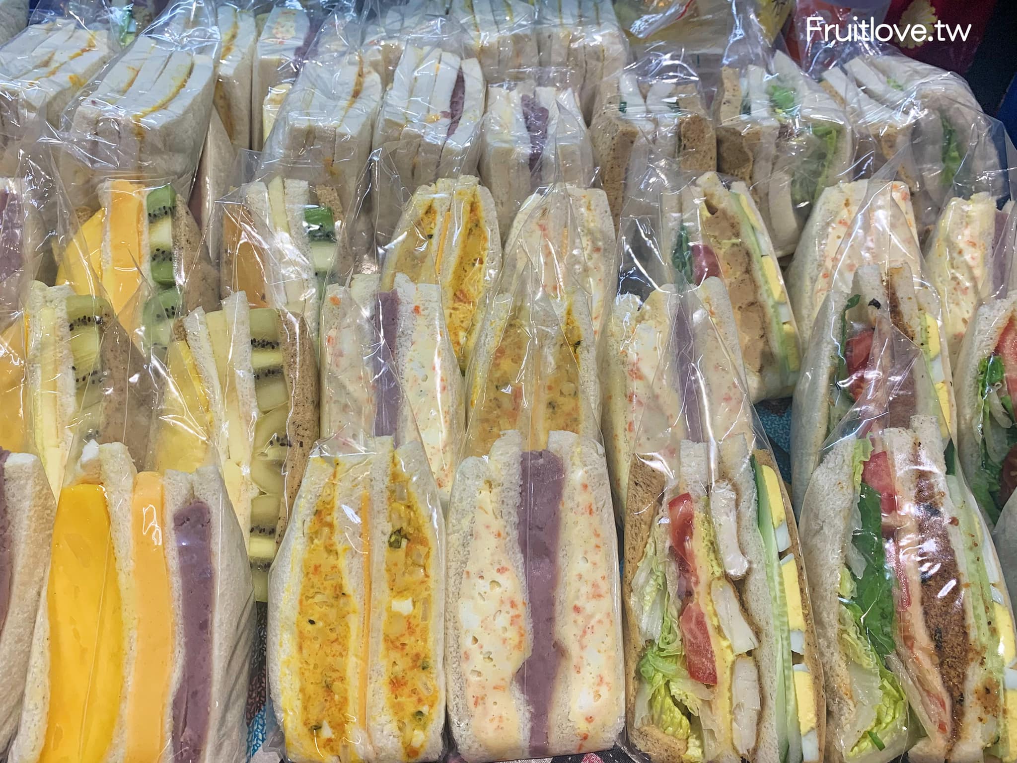 幸運找餐潛艇堡三明治專賣〉建國市場裡熱銷的排隊人氣美食，晚來就買不到-台中東區美食/早餐@果果愛Fruitlove