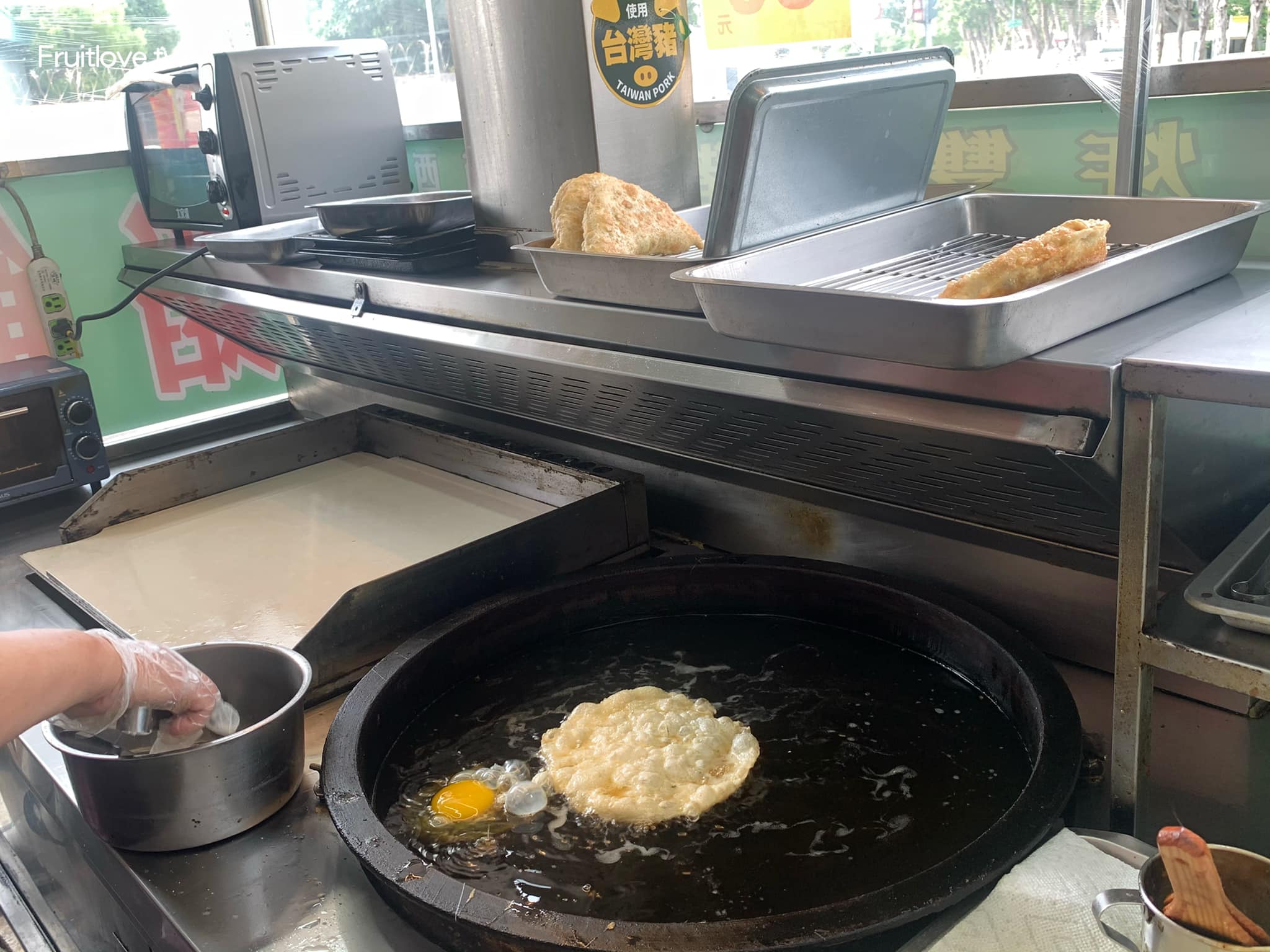 地下道蔥油餅餡餅西瓜汁⟩酥香而不油膩的蔥油餅，還有滿滿料的韭菜盒子與好喝的西瓜汁－台中東區美食 @果果愛Fruitlove