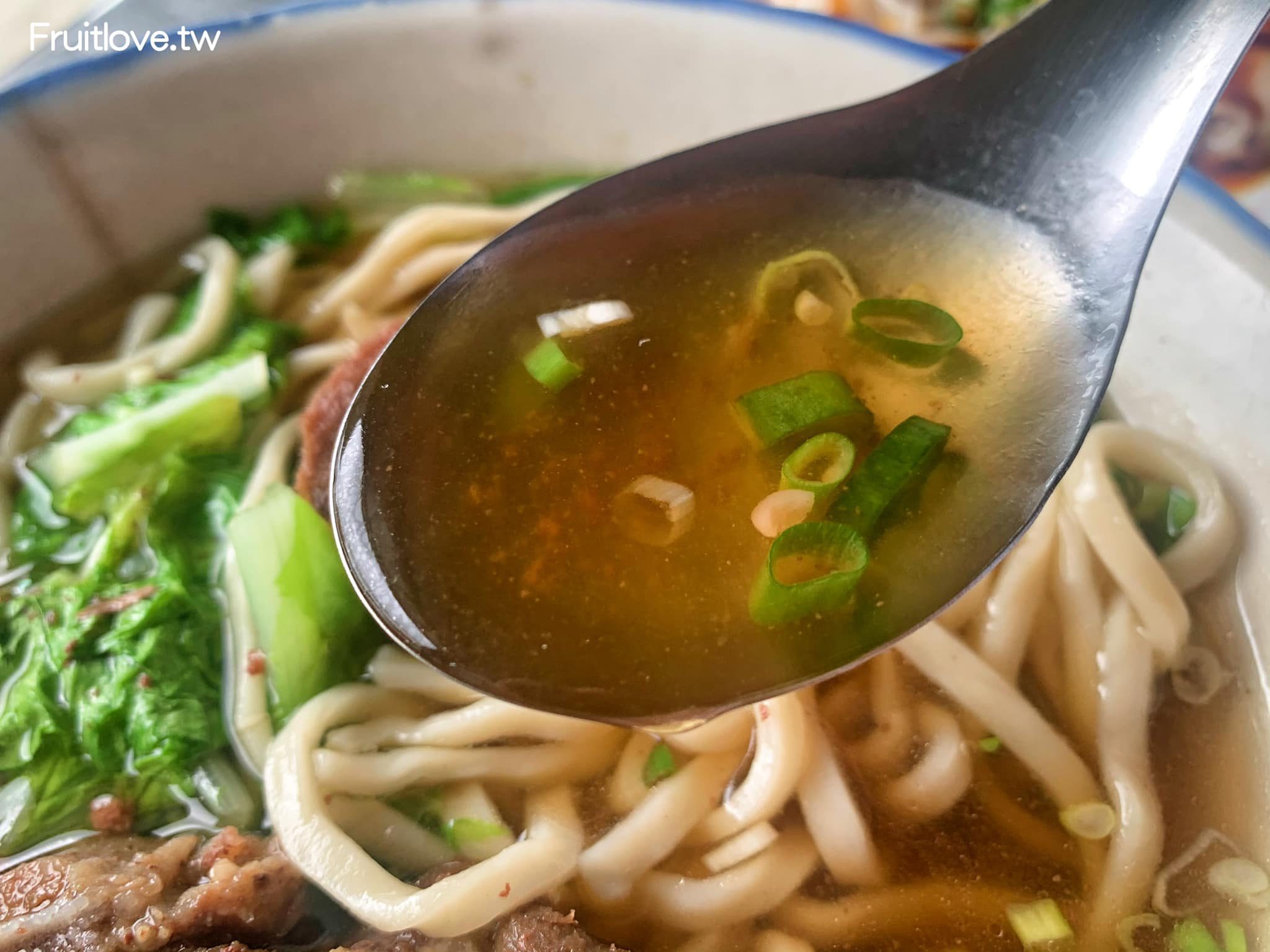 就是家牛肉麵⟩隱藏巷弄內的牛肉麵，湯頭濃郁，麵條Q彈，肉質鮮嫩，還有不能錯過的紅油炒手-南投草屯美食 @果果愛Fruitlove