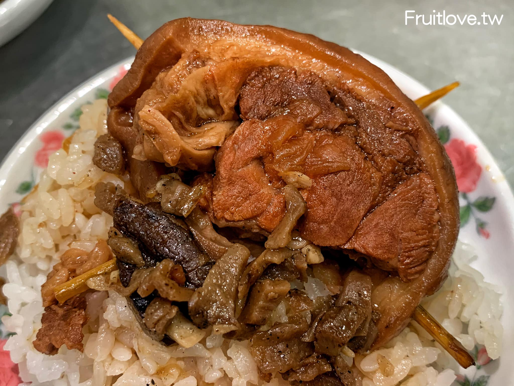 川爌肉飯⟩富有滷汁迷人的香味，爌肉皮Q肉嫩還可以吃到些許膠質-彰化美食 @果果愛Fruitlove