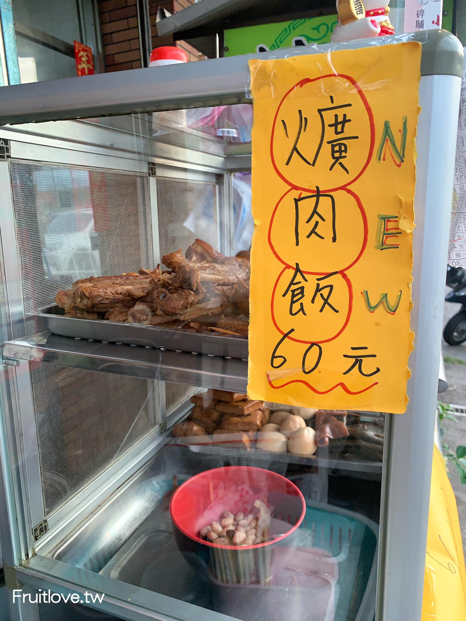 洪家麵館⟩一碗40元的豬油拌飯還給這麼多間隔肉，內用有冷氣 ，旁邊就是大停車場  ，滷味小菜很入味，不能錯過的麵攤-南投草屯美食 @果果愛Fruitlove