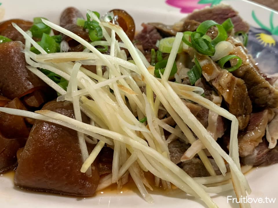 洪家麵館⟩一碗40元的豬油拌飯還給這麼多間隔肉，內用有冷氣 ，旁邊就是大停車場  ，滷味小菜很入味，不能錯過的麵攤-南投草屯美食 @果果愛Fruitlove