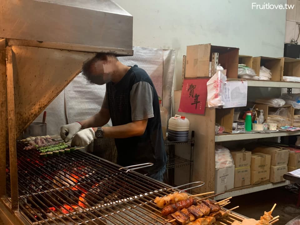 原土地公廟旁烤肉-烏日烤肉⟩成功嶺三號門旁的超人氣烤肉店，有著獨特的烤肉醬汁，讓我吃的意猶未盡-台中烏日美食 @果果愛Fruitlove