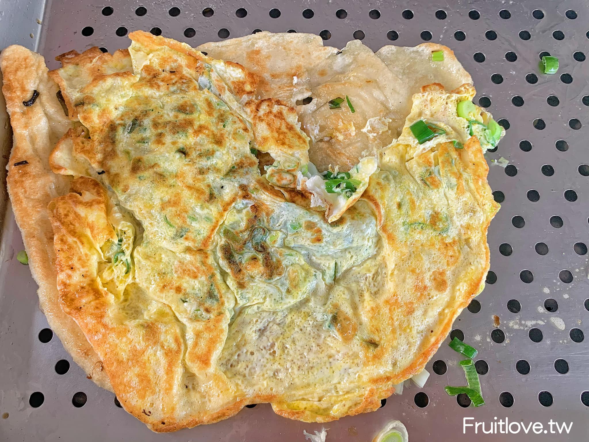 第一站蔥油餅⟩宜蘭礁溪蔥油餅推薦，這個蔥油餅很不一樣，外酥內Q跟古早味蛋餅很像，點好之後生蔥還免費讓你加到爆 @果果愛Fruitlove