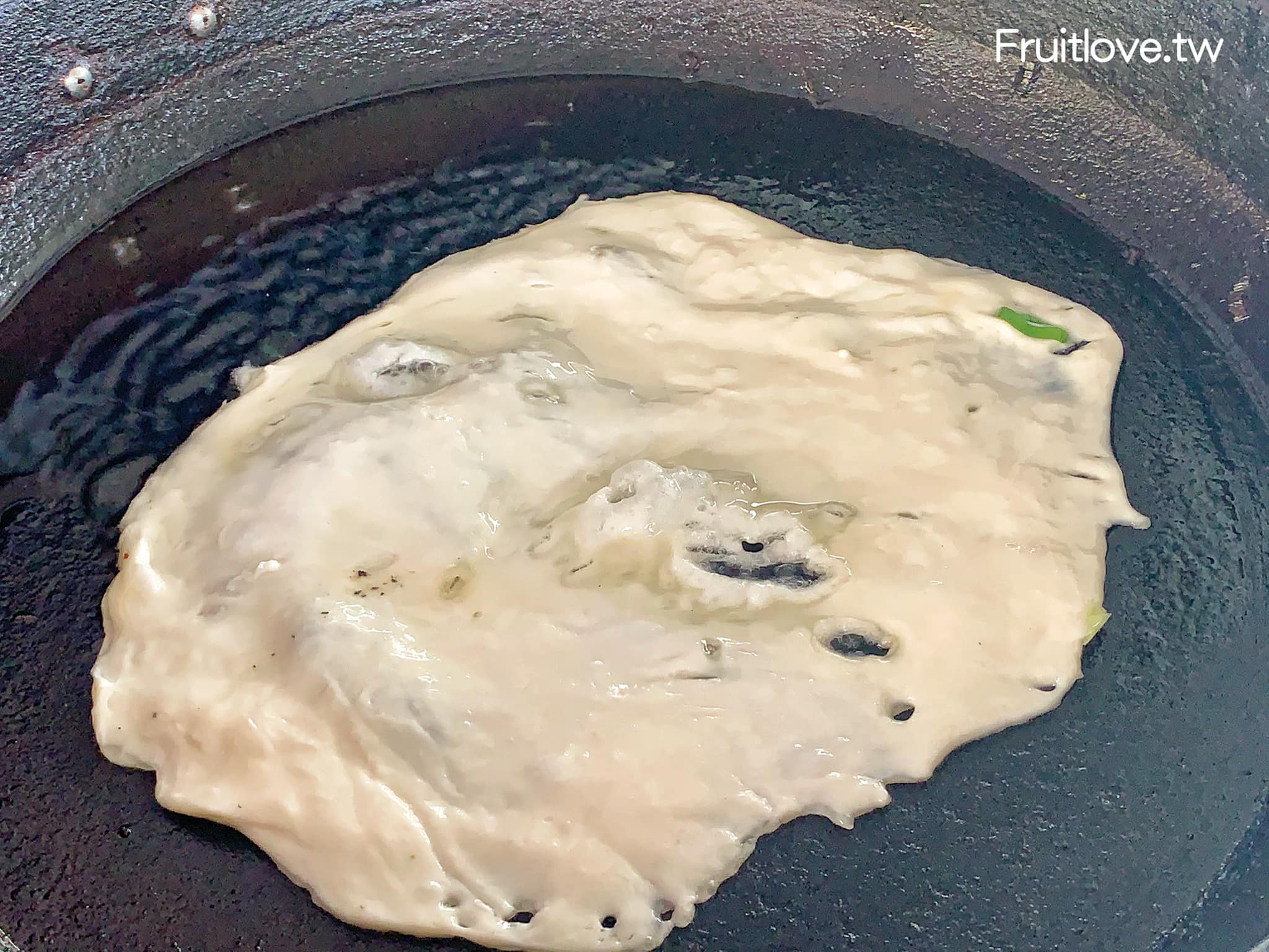 第一站蔥油餅⟩宜蘭礁溪蔥油餅推薦，這個蔥油餅很不一樣，外酥內Q跟古早味蛋餅很像，點好之後生蔥還免費讓你加到爆 @果果愛Fruitlove