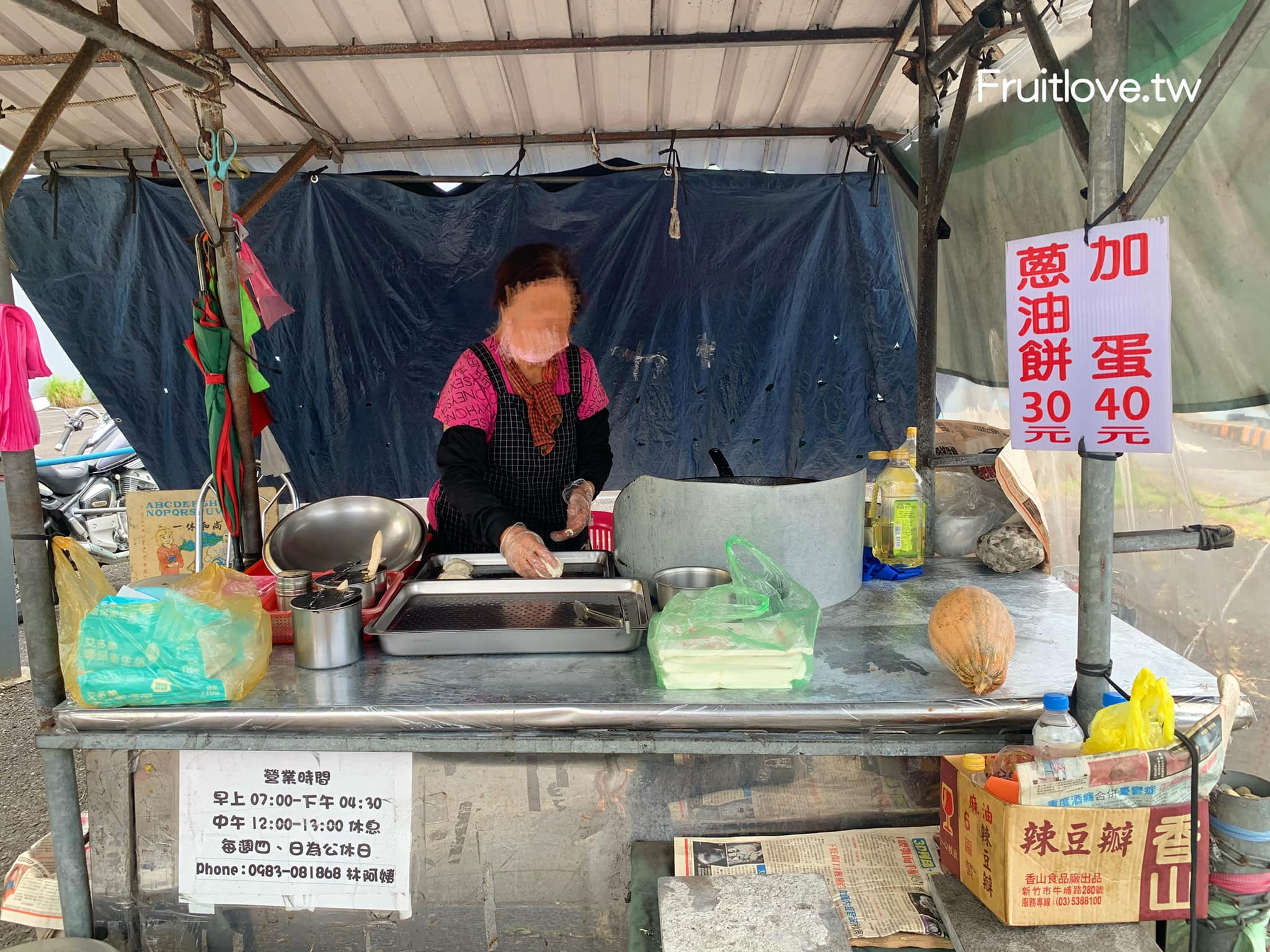 第一站蔥油餅⟩宜蘭礁溪蔥油餅推薦，這個蔥油餅很不一樣，外酥內Q跟古早味蛋餅很像，點好之後生蔥還免費讓你加到爆 @果果愛Fruitlove