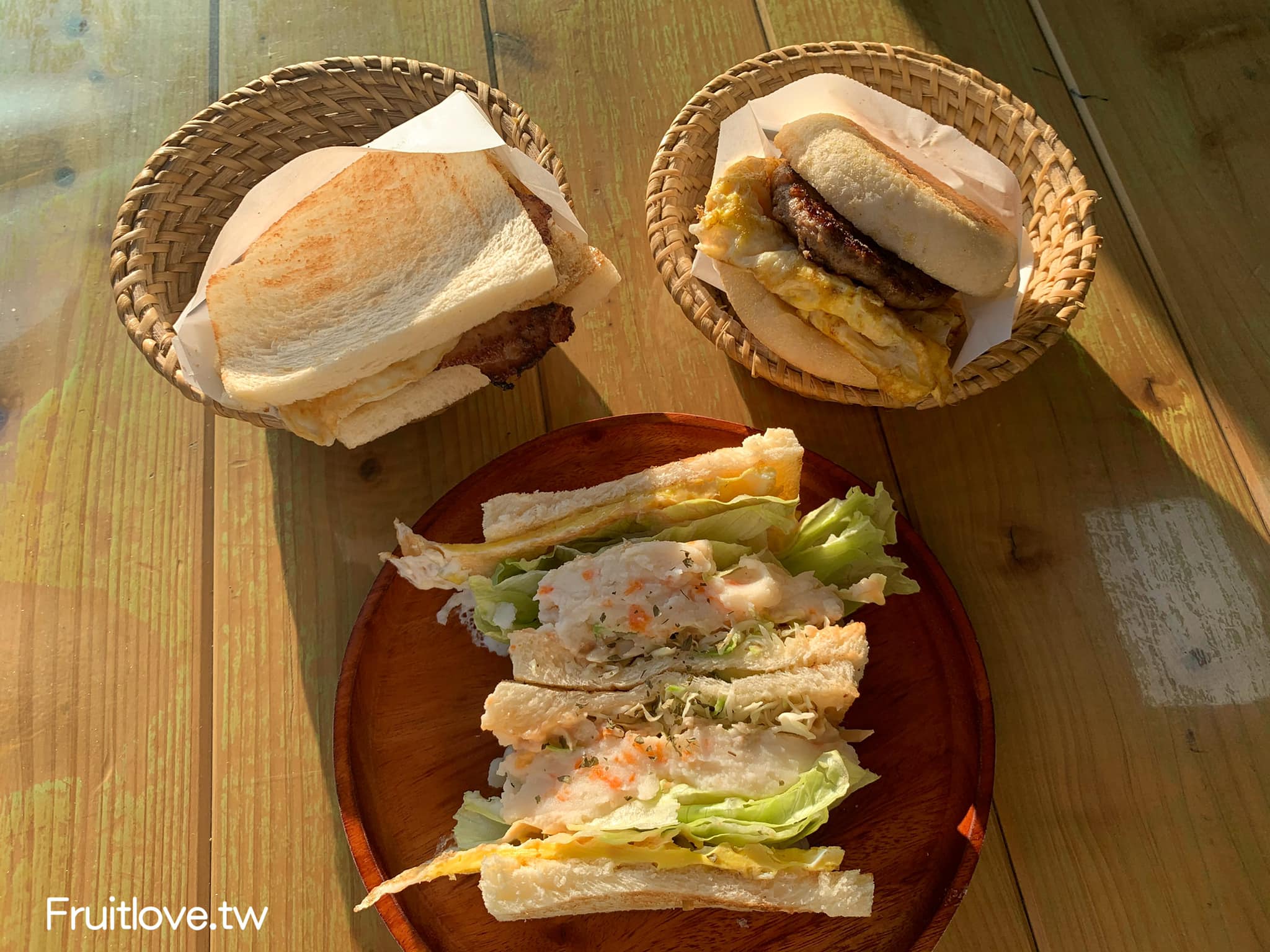 東鵝汁飯⟩鵝腿便當完全不油，去骨鵝腿肉軟嫩多汁，配上蒜頭酥，添增不一樣的口感-台中大里美食 @果果愛Fruitlove