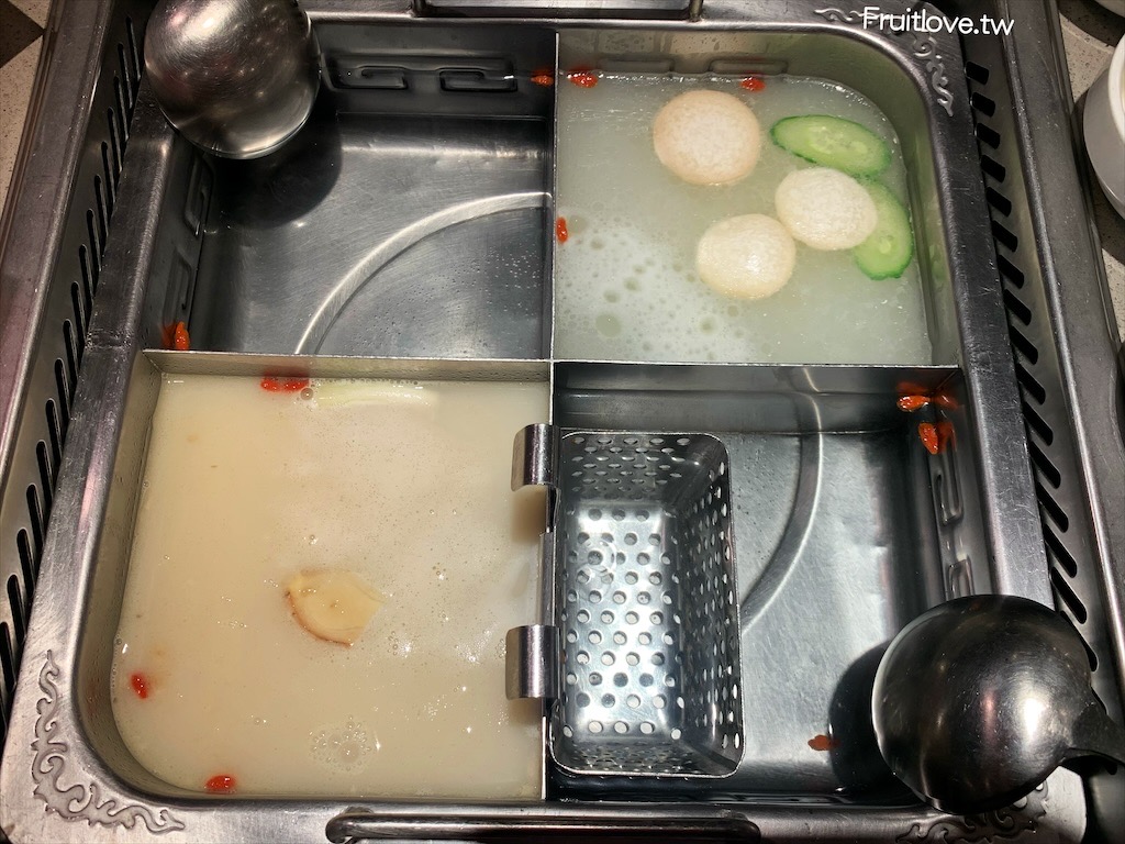 海底撈台中大遠百店〉如何用免費食材創造出好喝的湯，免服務費、不限用餐時間、免費美甲、免費按摩椅、免費顧小孩，火鍋推薦-台中西屯美食@