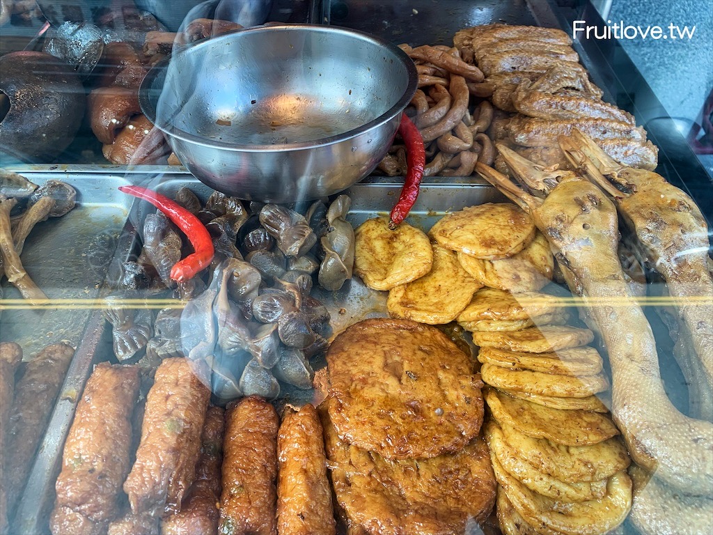 儂來港式滷味⟩在地的隱藏美食，人潮絡繹不絕，晚來滷味會被掃光光-南投草屯美食 @果果愛Fruitlove