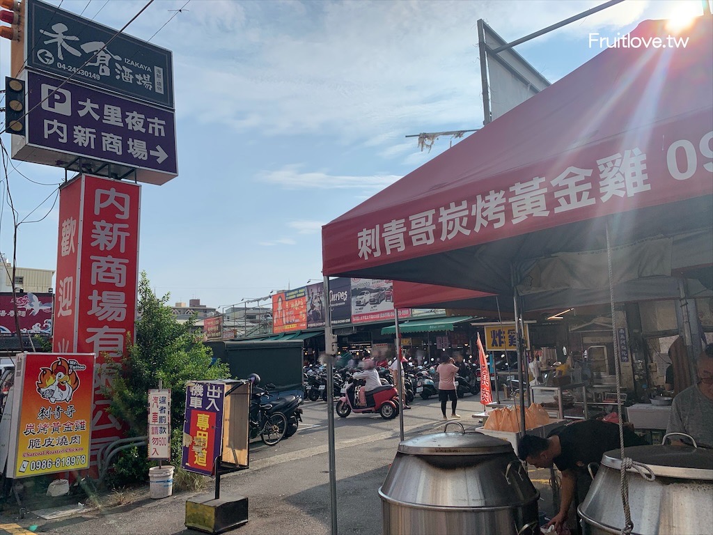 刺青哥炭烤黃金雞〉台中大里烤雞，以溫體雞醃製後新鮮炭烤，有全雞也有半雞，宅配比現場更優惠，另外有脆皮燒肉、醬烤雞腿、豬肋排@