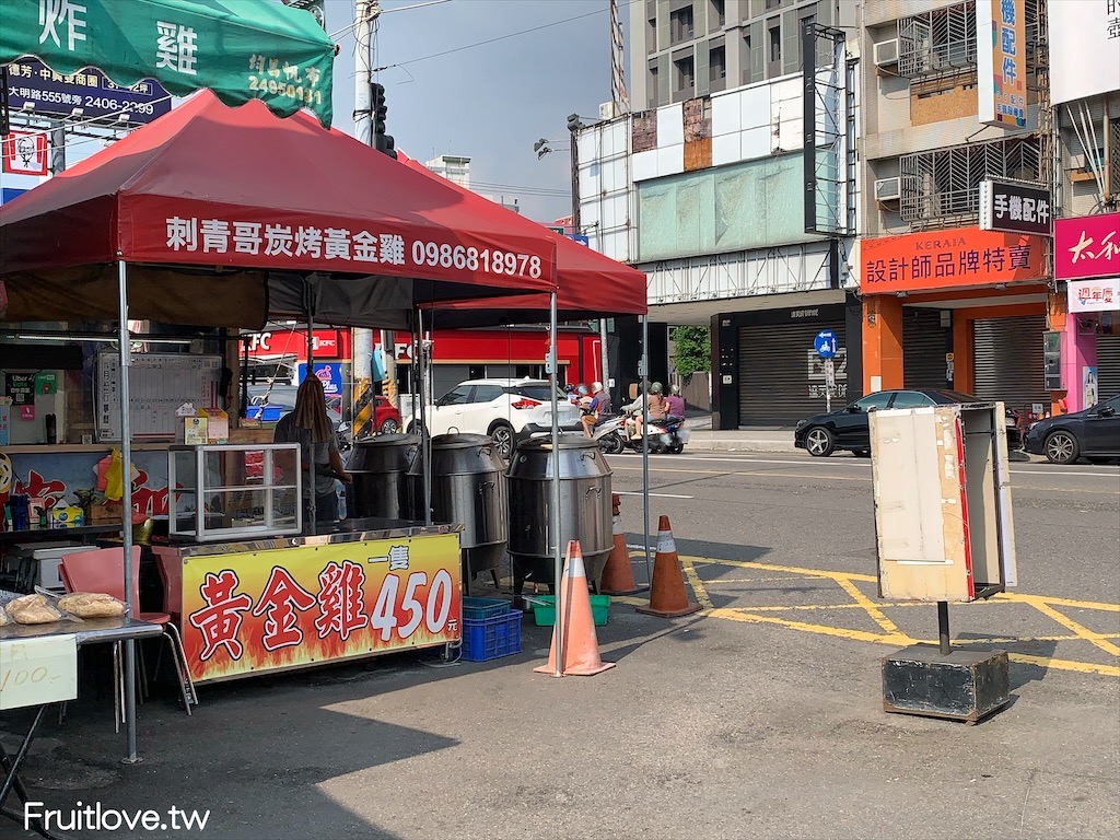 ‪刺青哥炭烤黃金雞⟩以溫體雞醃製後新鮮炭烤，有全雞也有半雞，宅配比現場更優惠還享有三隻冷凍冷藏宅配免運，另外有脆皮燒肉、醬烤雞腿、豬肋排-台中大里美食 @果果愛Fruitlove