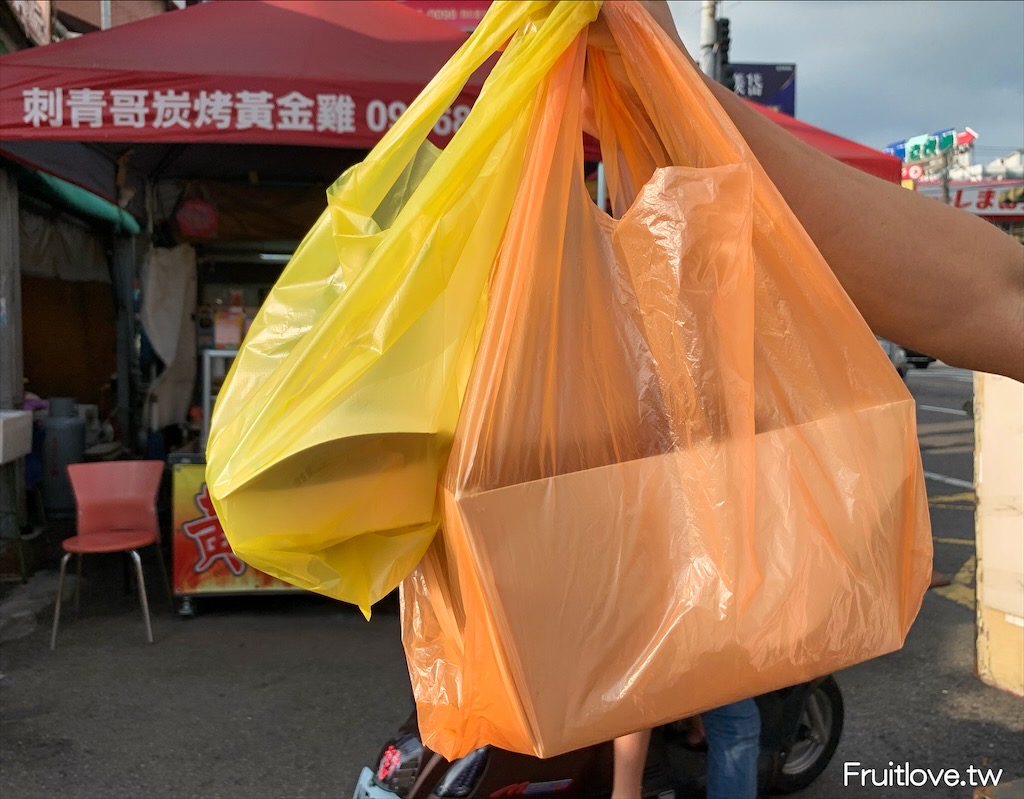 ‪刺青哥炭烤黃金雞⟩以溫體雞醃製後新鮮炭烤，有全雞也有半雞，宅配比現場更優惠還享有三隻冷凍冷藏宅配免運，另外有脆皮燒肉、醬烤雞腿、豬肋排-台中大里美食 @果果愛Fruitlove