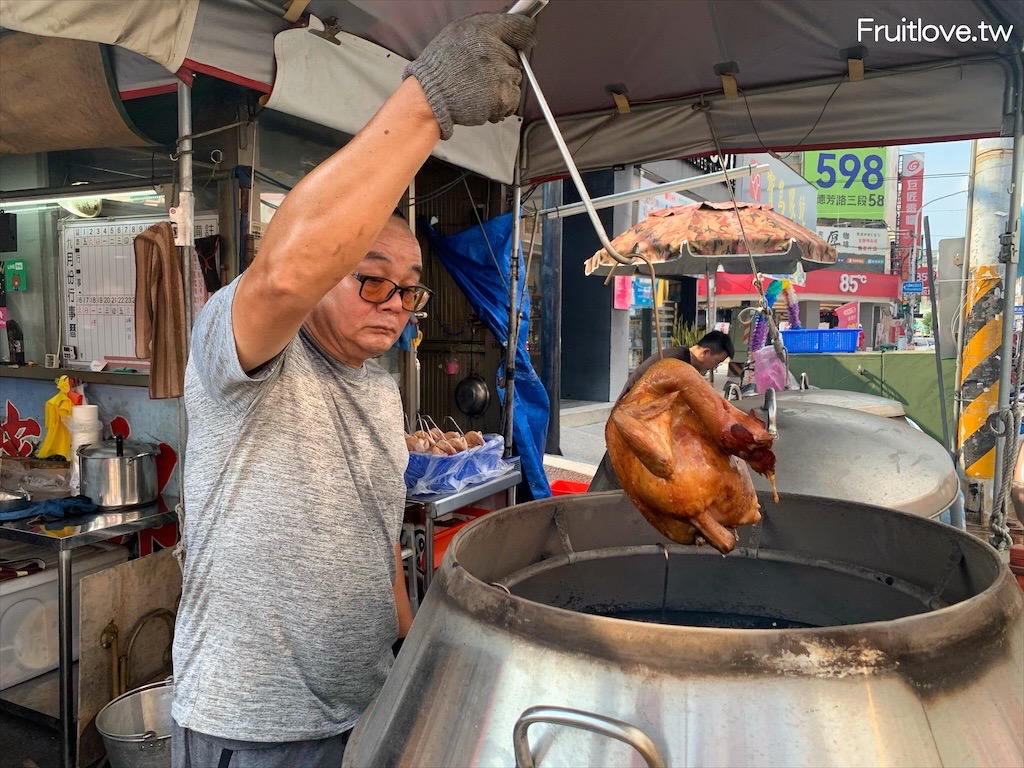 ‪刺青哥炭烤黃金雞⟩以溫體雞醃製後新鮮炭烤，有全雞也有半雞，宅配比現場更優惠還享有三隻冷凍冷藏宅配免運，另外有脆皮燒肉、醬烤雞腿、豬肋排-台中大里美食 @果果愛Fruitlove