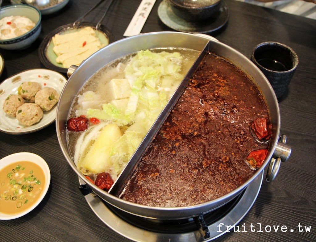 洞豆腐 酸白菜麻辣鍋⟩酸白菜湯濃郁鮮甜，麻辣湯經典麻辣風味，酸、辣度可調整，除了火鍋還有許多現炒特色菜可以品嘗-台中北區美食/寵物友善 @果果愛Fruitlove