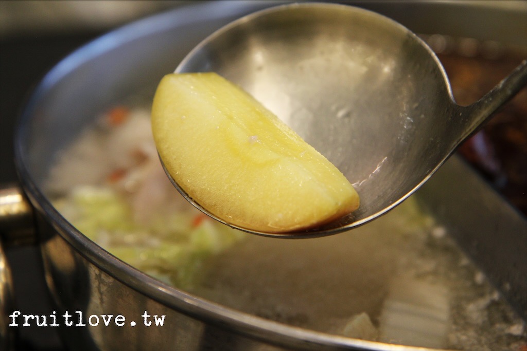 洞豆腐 酸白菜麻辣鍋⟩酸白菜湯濃郁鮮甜，麻辣湯經典麻辣風味，酸、辣度可調整，除了火鍋還有許多現炒特色菜可以品嘗-台中北區美食/寵物友善 @果果愛Fruitlove