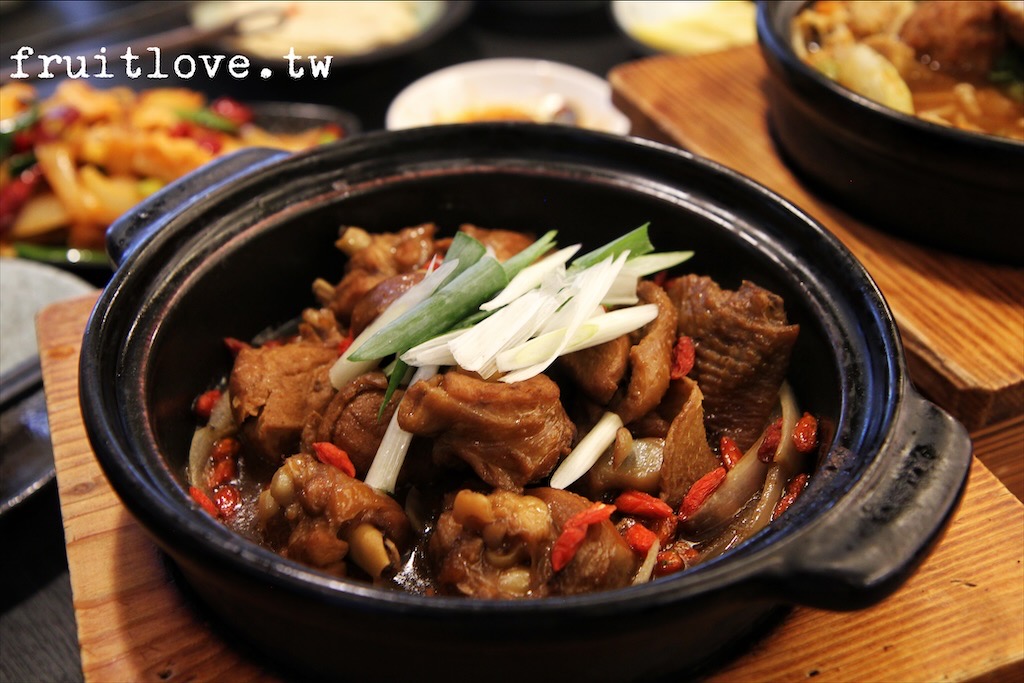 洞豆腐 酸白菜麻辣鍋⟩酸白菜湯濃郁鮮甜，麻辣湯經典麻辣風味，酸、辣度可調整，除了火鍋還有許多現炒特色菜可以品嘗-台中北區美食/寵物友善 @果果愛Fruitlove