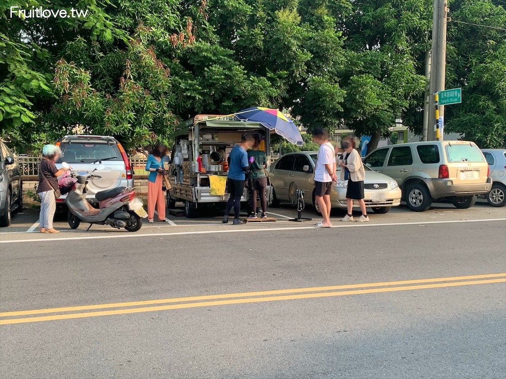 豆腐花香(虎尾)-虎尾美食小吃⟩在地人氣臭豆腐、豆花餐車，臭豆腐酥香，醬料很夠味，配上不甜膩的豆花，真是美味的下午點心 @果果愛Fruitlove