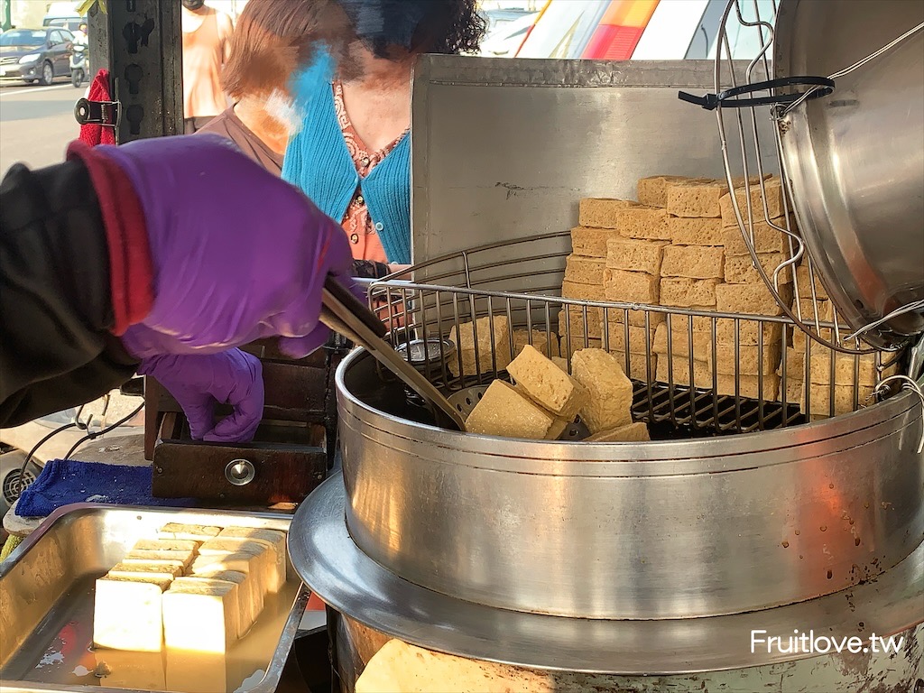 豆腐花香(虎尾)-虎尾美食小吃⟩在地人氣臭豆腐、豆花餐車，臭豆腐酥香，醬料很夠味，配上不甜膩的豆花，真是美味的下午點心 @果果愛Fruitlove