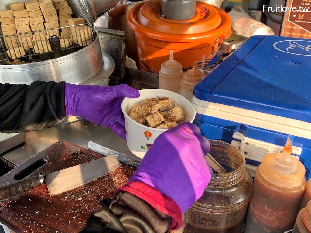 豆腐花香(虎尾)-虎尾美食小吃⟩在地人氣臭豆腐、豆花餐車，臭豆腐酥香，醬料很夠味，配上不甜膩的豆花，真是美味的下午點心 @果果愛Fruitlove