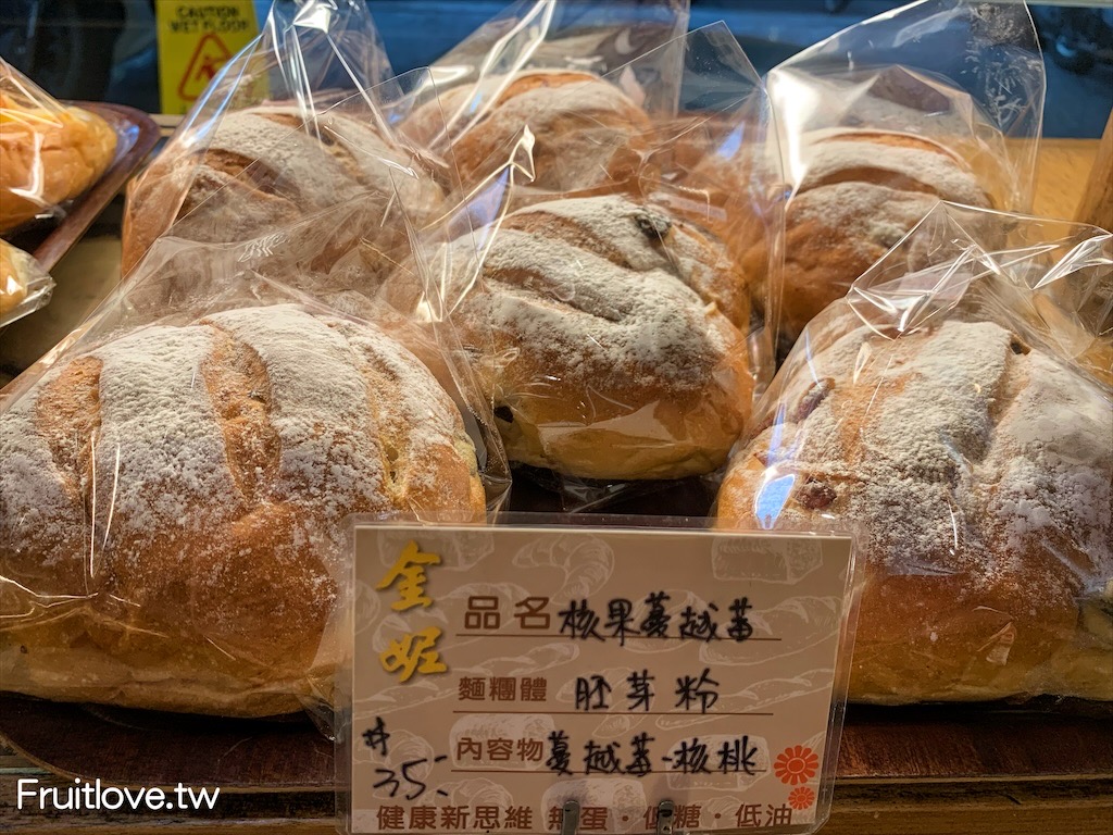 金妮蛋糕⟩預訂才買得到的蛋黃酥，金黃香酥富有層次的餅皮與不甜膩的內餡，讓人吃完一個還想再來一個-南投草屯美食 @果果愛Fruitlove