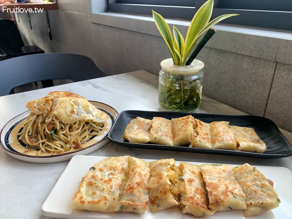 晨辰早午餐〉傳承三代的美味早餐，蛻變成有設計感的早餐店，除了菜單上的品項外還有隱藏版的美食-南投草屯早午餐/寵物友善@