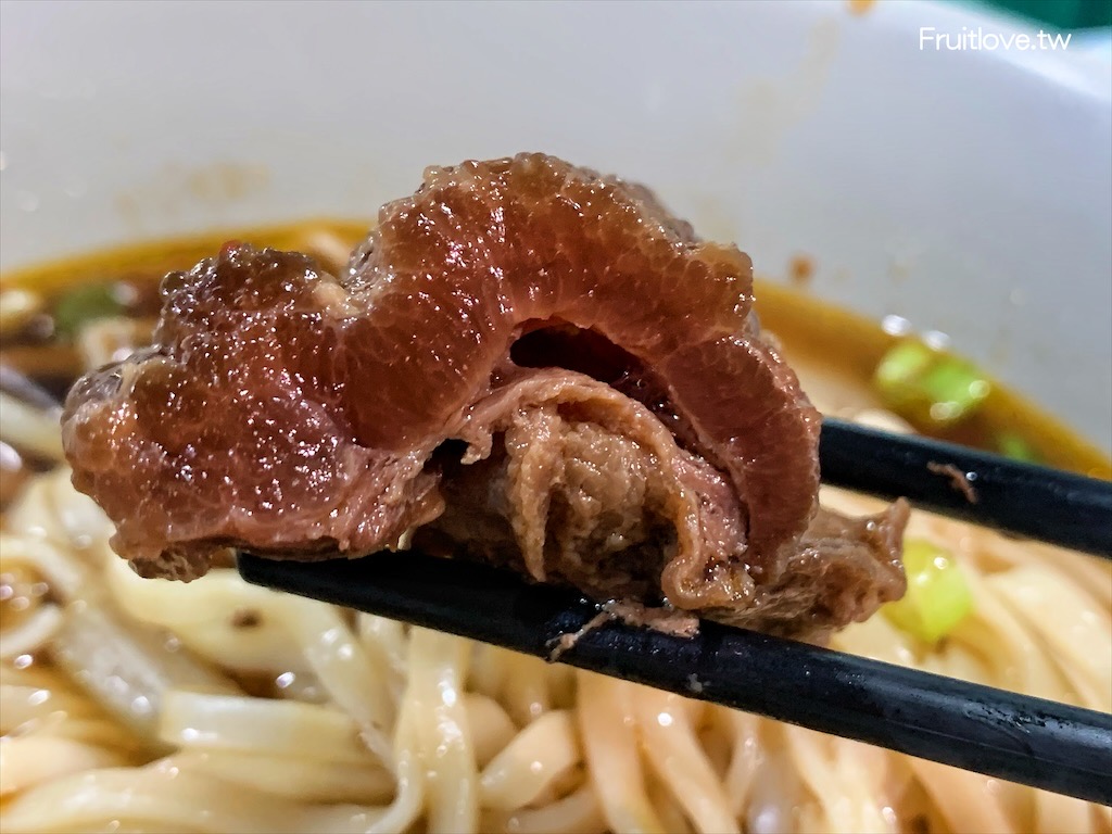 好厝邊小吃-埔里美食⟩在地CP值超高的牛肉麵，店內還有許多公仔模型可欣賞 @果果愛Fruitlove