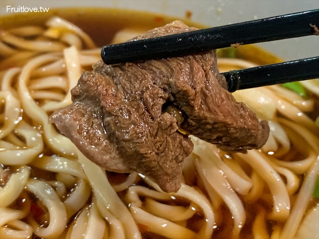 好厝邊小吃-埔里美食⟩在地CP值超高的牛肉麵，店內還有許多公仔模型可欣賞 @果果愛Fruitlove