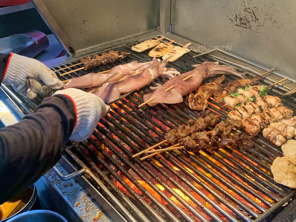 埔里第三市場夜市-秋香烤肉⟩埔里夜市裡的超人氣烤肉店，食材豐富，烤功、烤醬一級棒 @果果愛Fruitlove