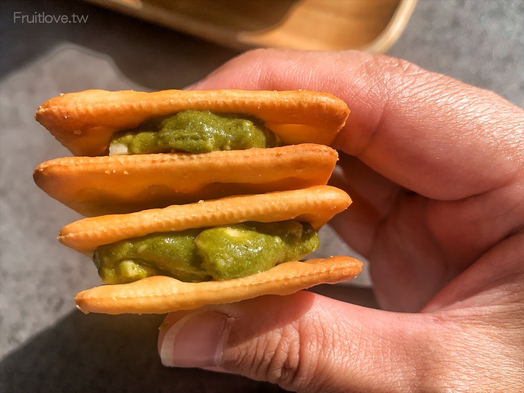 阿仁牛軋餅⟩桃園超人氣排隊伴手禮，網路團購宅配美食，季節限定草莓鳳梨牛軋餅和雪Q餅，Q軟好吃不黏牙/桃園必買伴手禮/團購美食/桃園八德在地名產/牛軋餅/雪Q餅/年節送禮首選/軟Q不黏牙/大人小孩都喜歡 @果果愛Fruitlove