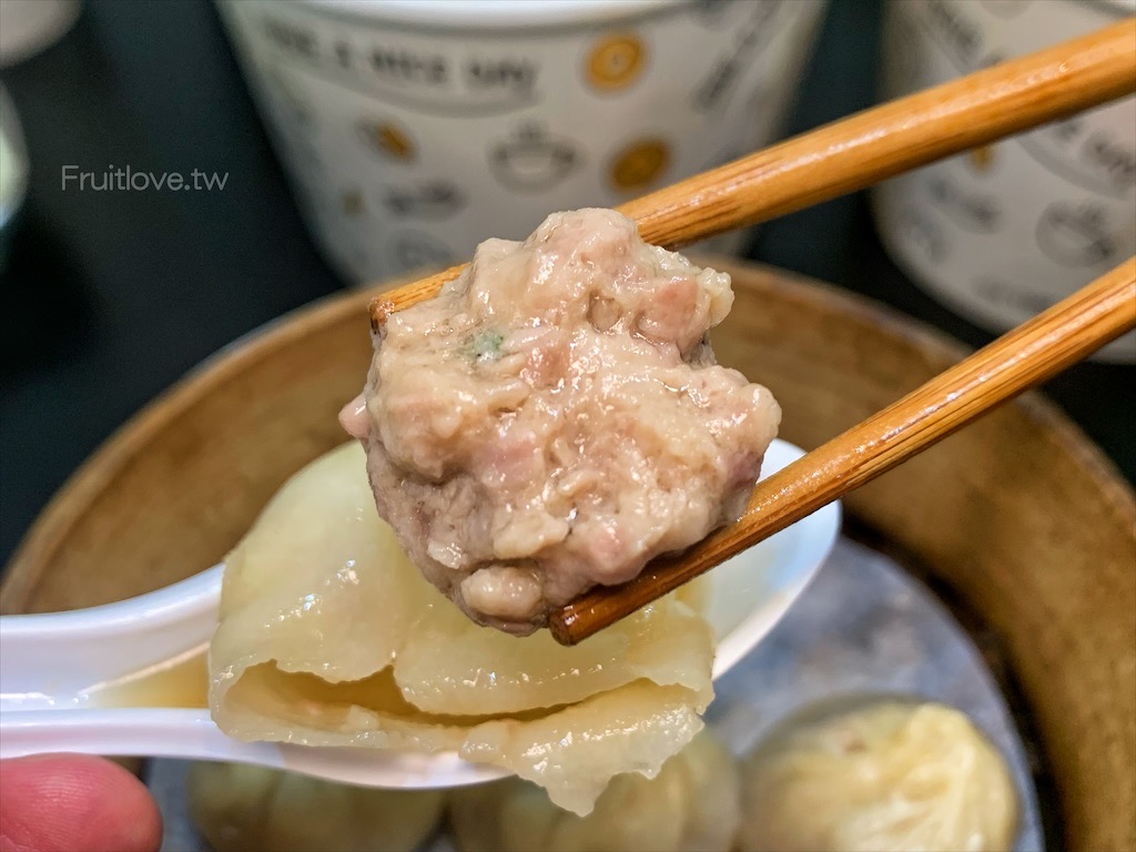 頂極品特色上海小籠湯包 • 草屯美食小吃 | 草屯黃昏市場旁手工小籠湯包，口味多樣還有素食可選擇，麻辣鴨血深坑臭豆腐必點，絕不能錯過手炒辣椒，後勁十足 @果果愛Fruitlove