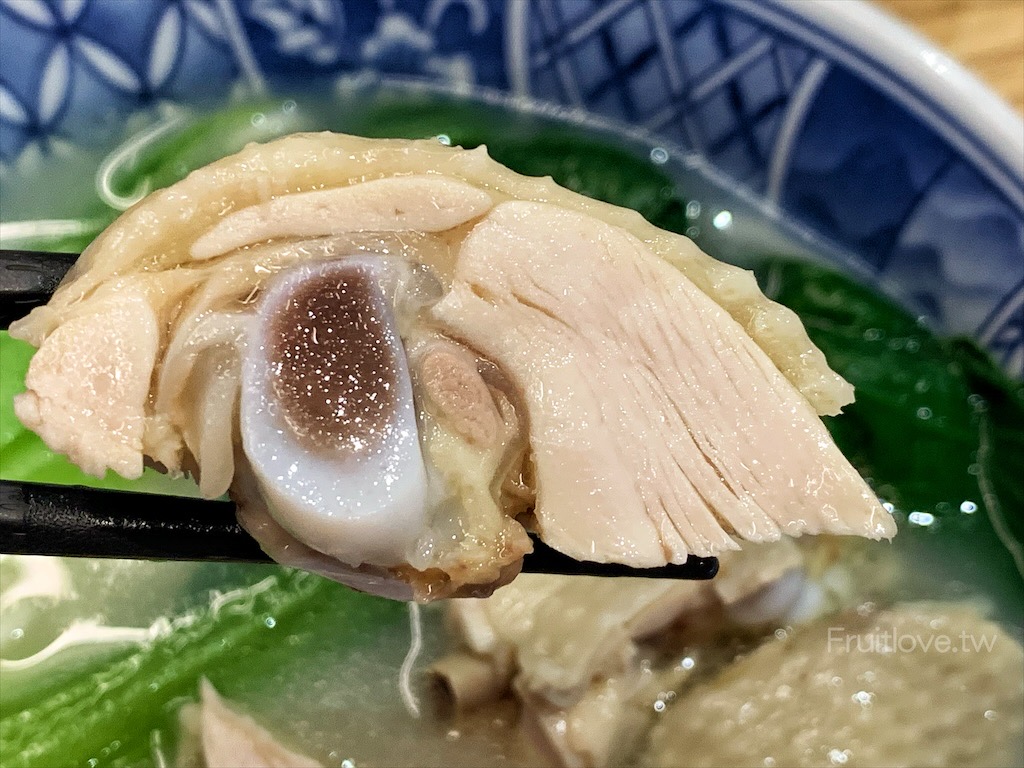 蕃薯囝仔⟩台中大里美食，大里土雞肉小吃專賣店，招牌土雞肉鮮嫩，湯頭濃郁的雞肉湯麵，意猶未盡的辣拌麵，還有許多好吃的小菜可選擇 @果果愛Fruitlove