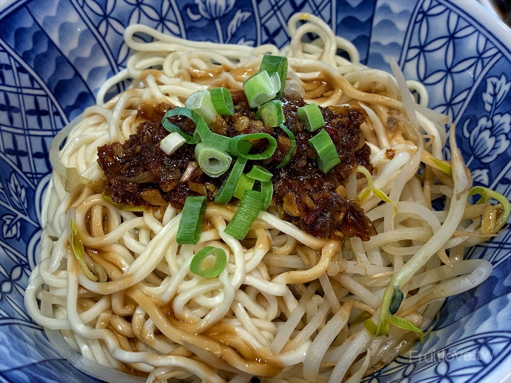 蕃薯囝仔⟩台中大里美食，大里土雞肉小吃專賣店，招牌土雞肉鮮嫩，湯頭濃郁的雞肉湯麵，意猶未盡的辣拌麵，還有許多好吃的小菜可選擇 @果果愛Fruitlove