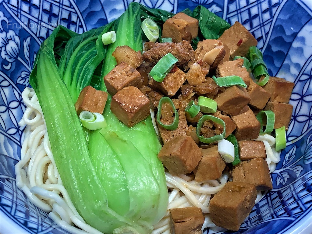 蕃薯囝仔⟩台中大里美食，大里土雞肉小吃專賣店，招牌土雞肉鮮嫩，湯頭濃郁的雞肉湯麵，意猶未盡的辣拌麵，還有許多好吃的小菜可選擇 @果果愛Fruitlove